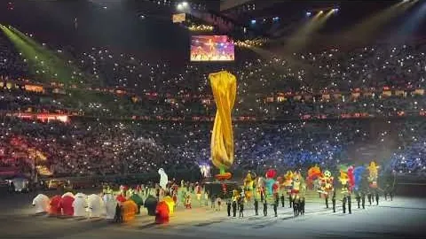 “梁靖崑战胜张本智和，晋级男单半决赛——据人民日报客户端报道”